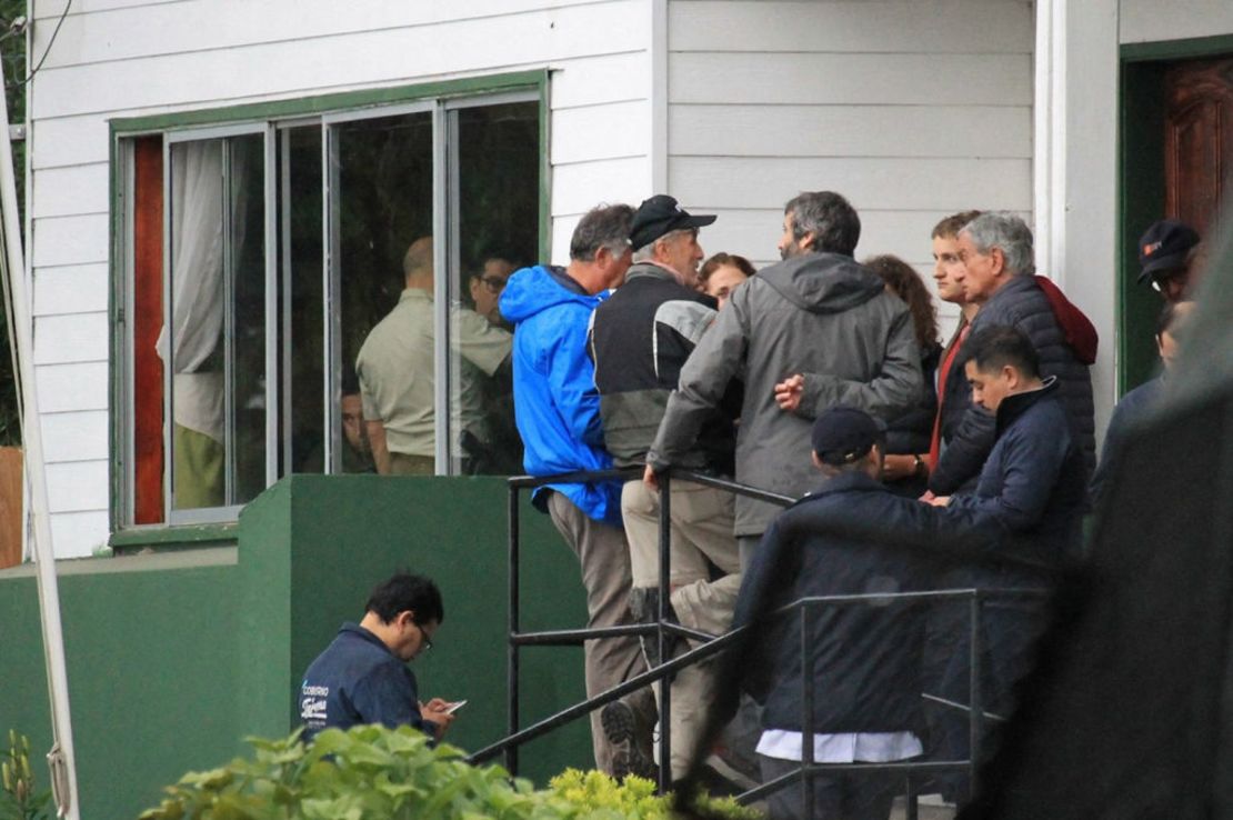 Amigos y familiares del expresidente chileno Sebastián Piñera se reúnen frente a la comisaría de Carabineros de Lago Ranco, donde permanecía su cuerpo en ese momento, en Lago Ranco, Chile, el 6 de febrero de 2024.