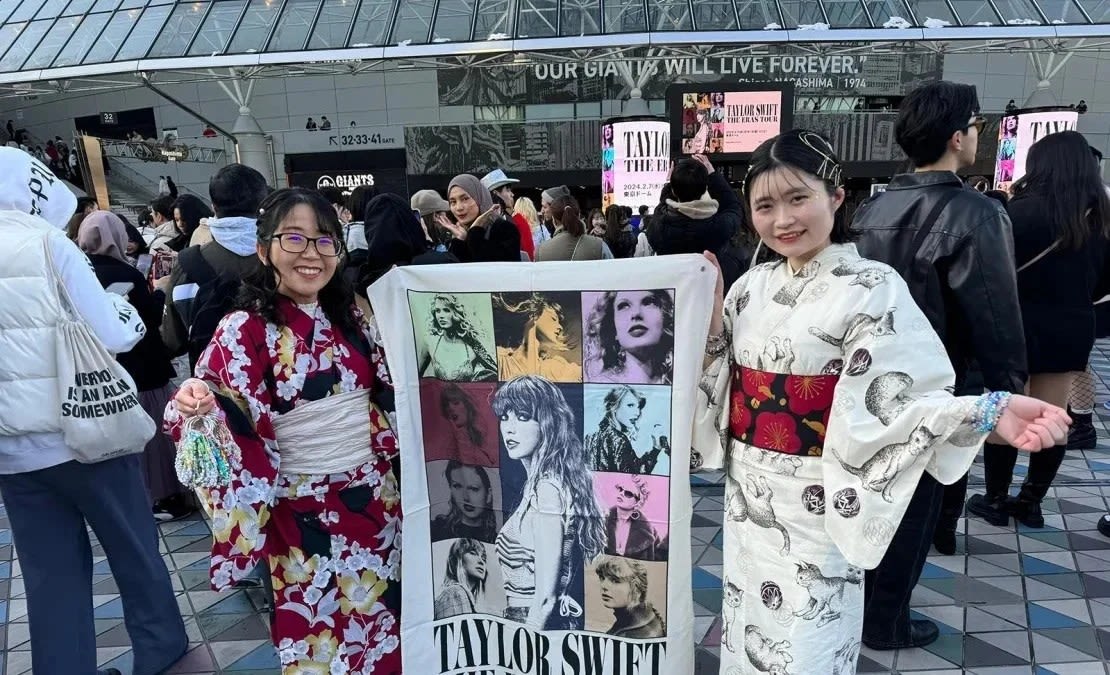 Fans de Taylor Swift posan para fotografías antes de la primera etapa de su gira Asia-Pacific Eras Tour en Tokio el 7 de febrero de 2024.