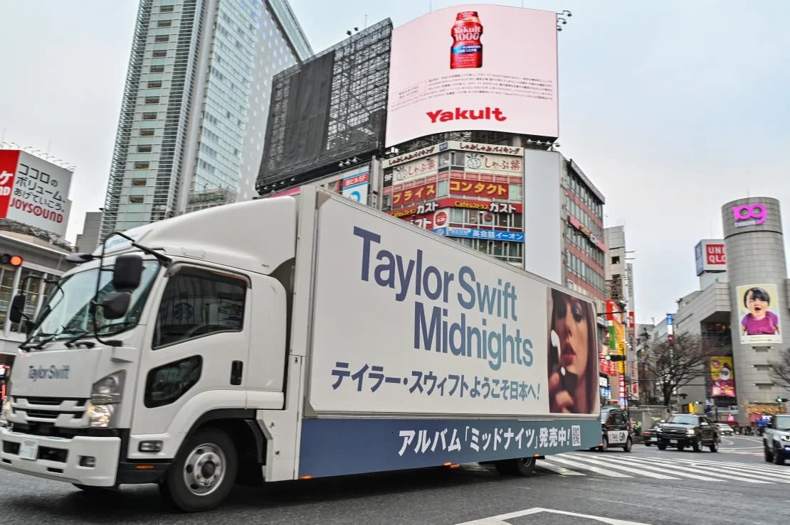 Un camión que anuncia la gira de Taylor Swift por Japón pasa por el cruce de Shibuya en Tokio, Japón, el 6 de febrero de 2024.