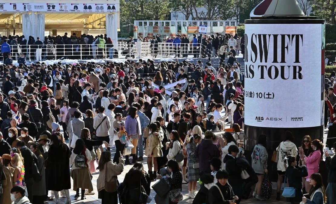 Multitudes se reúnen frente al Tokyo Dome antes del concierto de Taylor Swift el 7 de febrero de 2024.