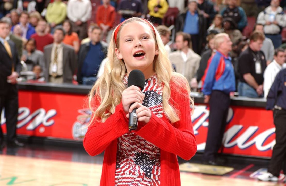 Taylor Swift canta himno nacional antes de un juego de NBA en Filadelfia en 2002.