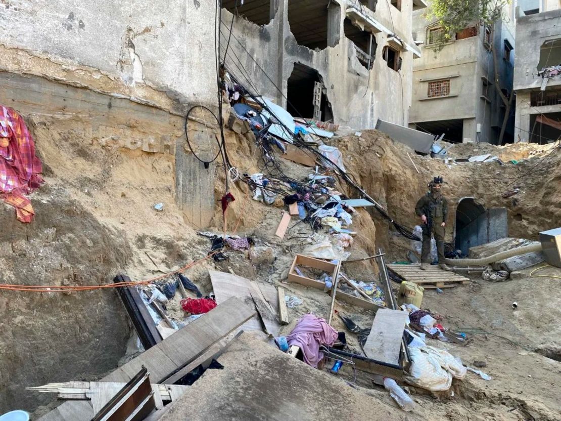 Un soldado israelí monta guardia frente a la entrada de una red de túneles bajo un barrio destruido de Khan Younis. Crédito: Ivana Kottasová/CNN