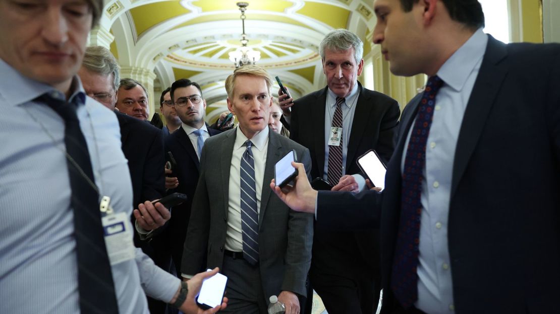 El senador James Lankford habla con los periodistas mientras se dirige a una reunión en el Capitolio de los Estados Unidos el 5 de febrero, en Washington, DC.