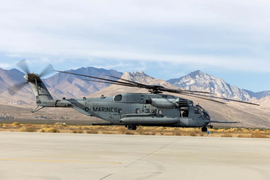 Un helicóptero CH-53E Super Stallion realiza un aterrizaje en el aeródromo de Inyokern, California en 2023.