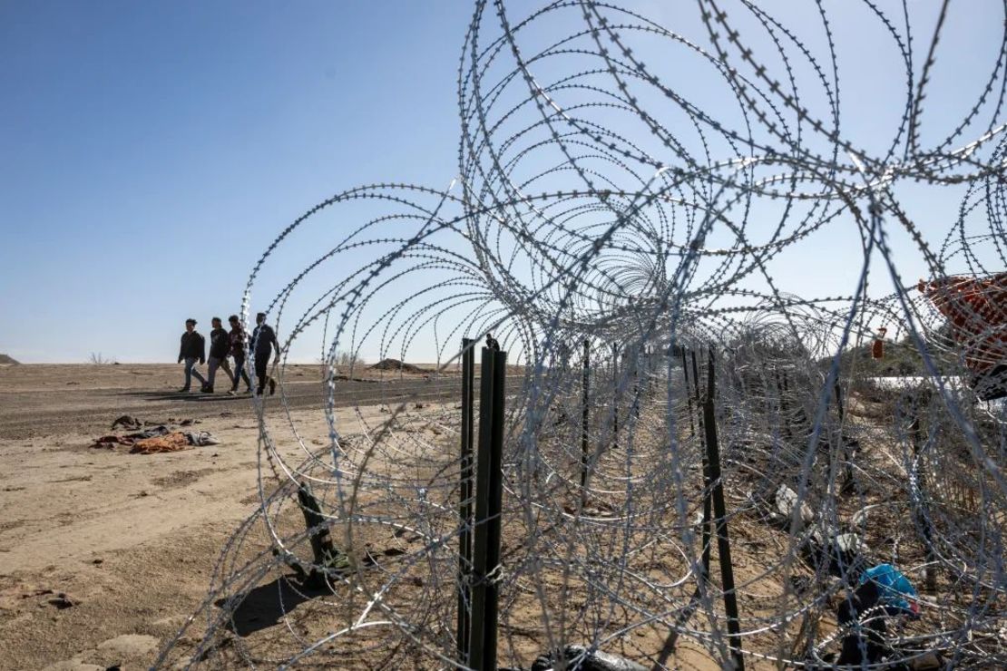 Inmigrantes de Venezuela caminan hacia un centro de tránsito de la Patrulla Fronteriza estadounidense tras cruzar el río Grande hacia Estados Unidos el 8 de enero de 2024, en Eagle Pass, Texas. Crédito: John Moore/Getty Images