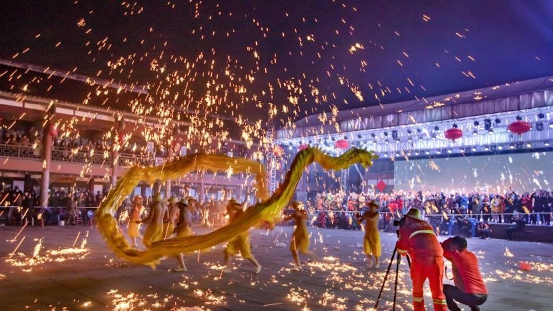 Huanglongxi en Chengdu, Sichuan celebra sus fiestas tradicionales con un majestuoso dragón de fuego desde hace años. En esta foto se lanza al aire lava de hierro fundido. A medida que la lava se enfría y envía destellos al cielo, el dragón "persigue" una linterna, creando un espectáculo impresionante.