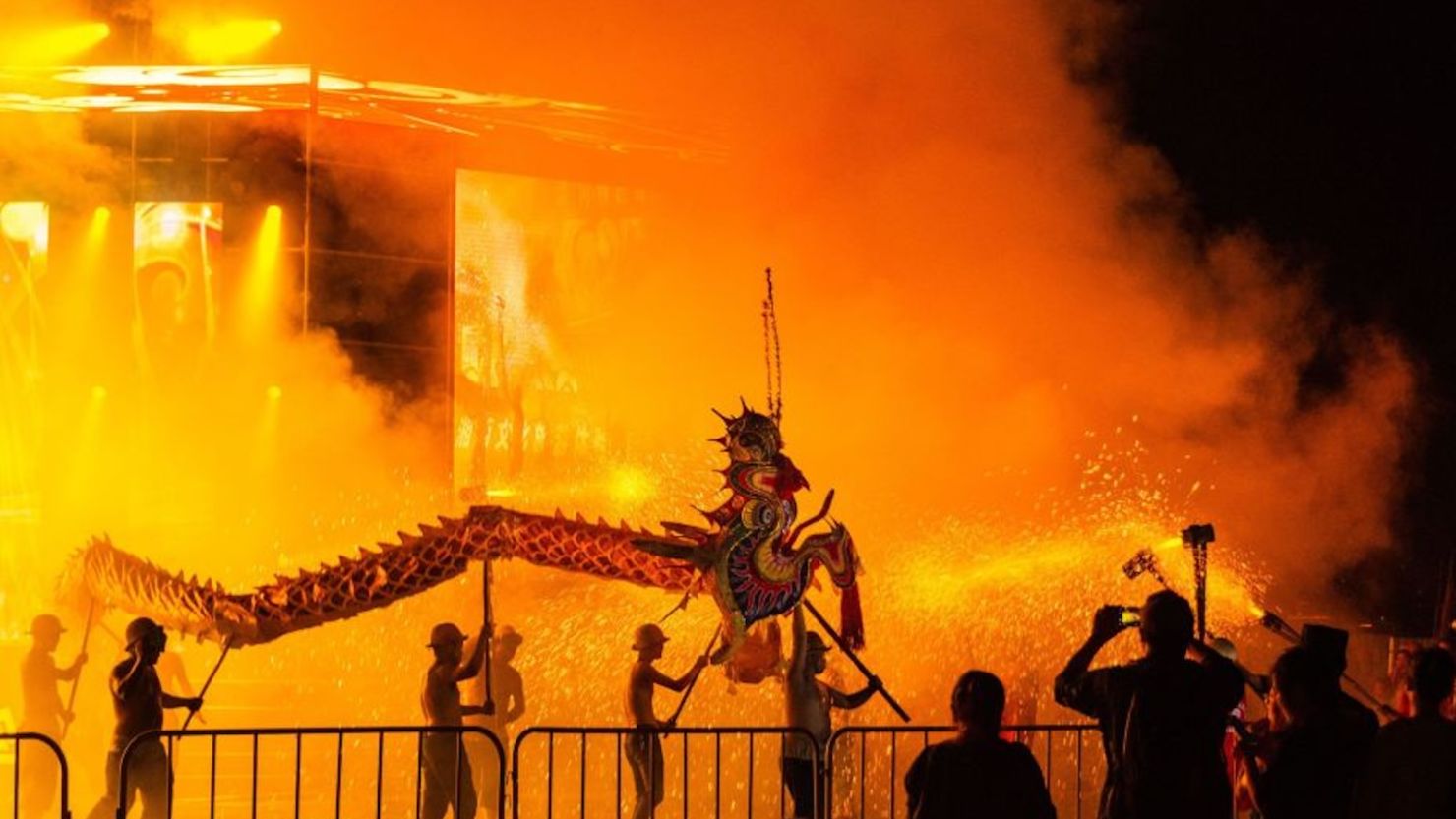 La Danza del Dragón de Fuego de Acero de Xiangxi se ha realizado en la provincia china de Hunan durante siglos. Para crear el espectáculo, se disparan fuegos artificiales desde las docenas de tubos de bambú que flanquean la ruta mientras los bailarines del dragón desafían las chispas que caen.