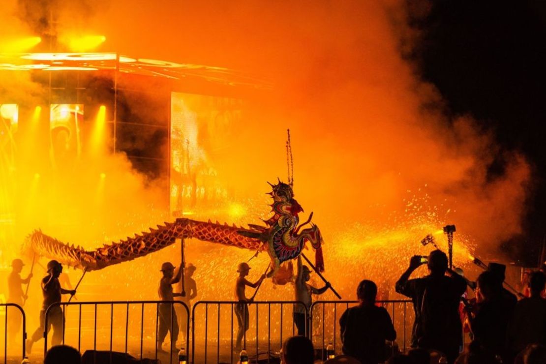 La Danza del Dragón de Fuego de Acero de Xiangxi se ha realizado en la provincia china de Hunan durante siglos. Para crear el espectáculo, se disparan fuegos artificiales desde las docenas de tubos de bambú que flanquean la ruta mientras los bailarines del dragón desafían las chispas que caen.