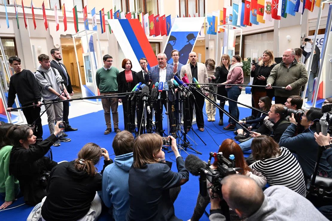 Boris Nadezhdin habla con los periodistas tras el fallo de la Comisión Electoral Central que lo inhabilita de las elecciones presidenciales.