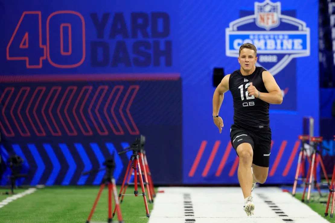 Purdy corre la carrera de 40 yardas durante el NFL Combine 2022 en el Lucas Oil Stadium.