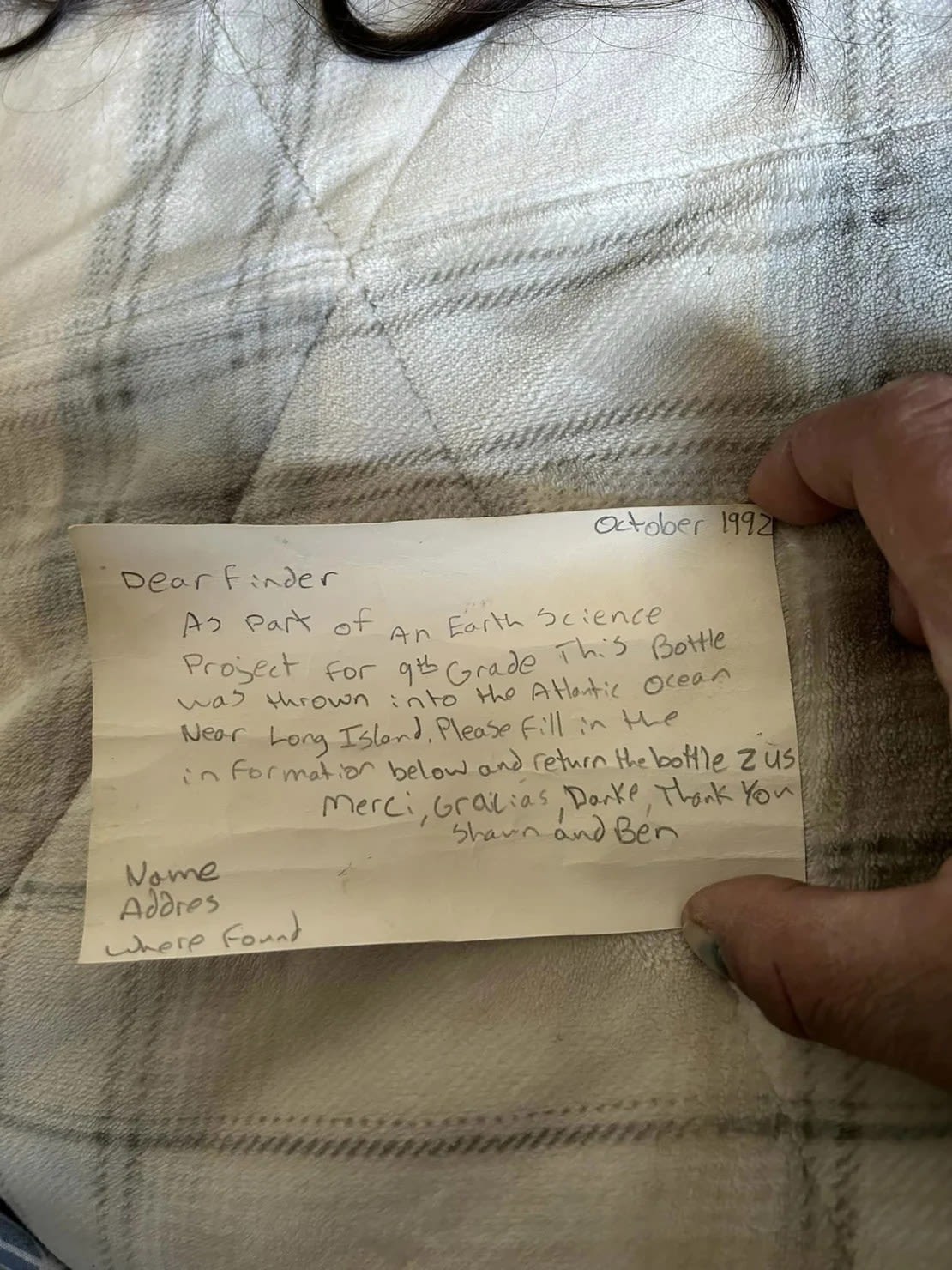 Dentro de la botella encontrada en Long Island se conservaba una carta de un estudiante de 1992. Cortesía de Adam Travis