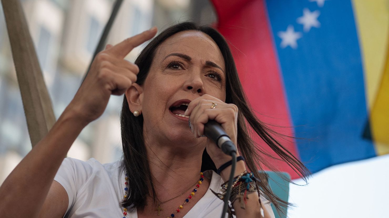 La líder de la oposición venezolana, María Corina Machado, habla con sus partidarios en Caracas el 23 de enero de 2024. Crédito: GABRIELA ORAA/AFP vía Getty Images