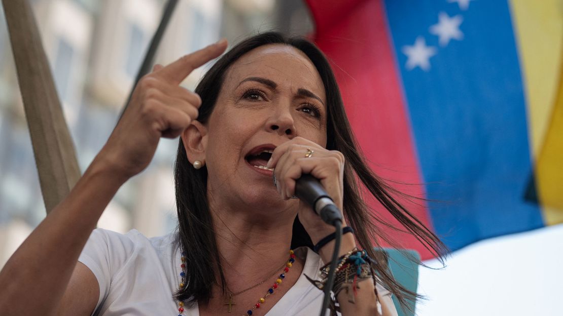 La líder de la oposición venezolana, María Corina Machado, habla con sus partidarios en Caracas el 23 de enero de 2024.