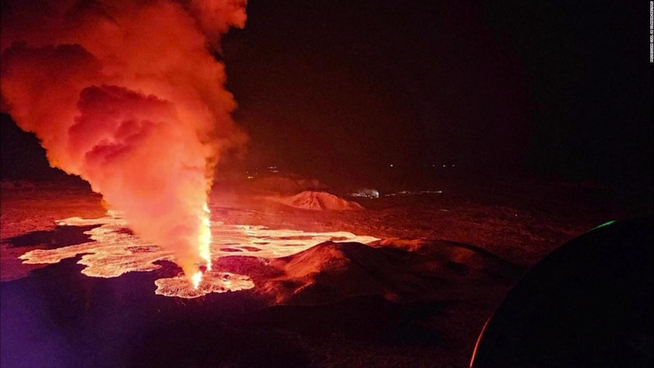 CNNE 1579592 - impactantes imagenes aereas retratan la erupcion de un volcan en islandia