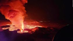 CNNE 1579592 - impactantes imagenes aereas retratan la erupcion de un volcan en islandia