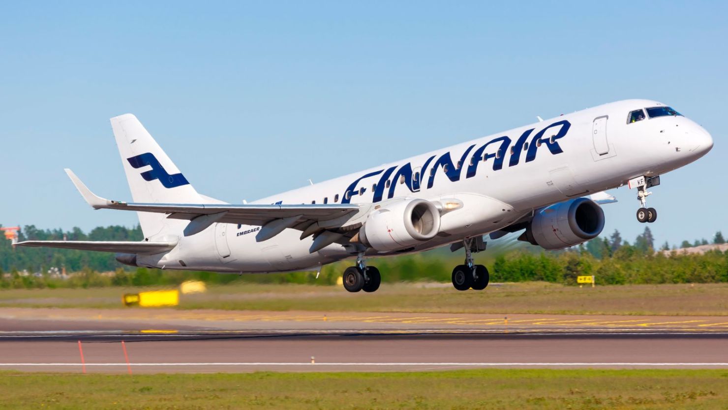 Finnair está pesando a los pasajeros voluntarios en la puerta de embarque.