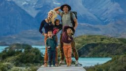 Jessica y Garrett Gee y sus tres hijos Dorothy, Manilla y Calihan son conocidos como "La familia Bucket List". Crédito: Garrett Gee/National Geographic