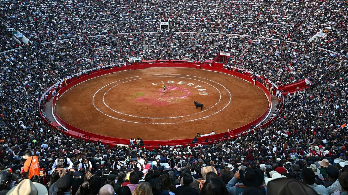 Los espectadores ven una corrida de toros en la Monumental Plaza de Toros México en la Ciudad de México el 28 de enero de 2024. Crédito: CARL DE SOUZA/AFP vía Getty Images