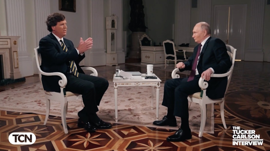 Tucker Carlson entrevista a Vladimir Putin, en emisión difundida el 8 de febrero de 2024.