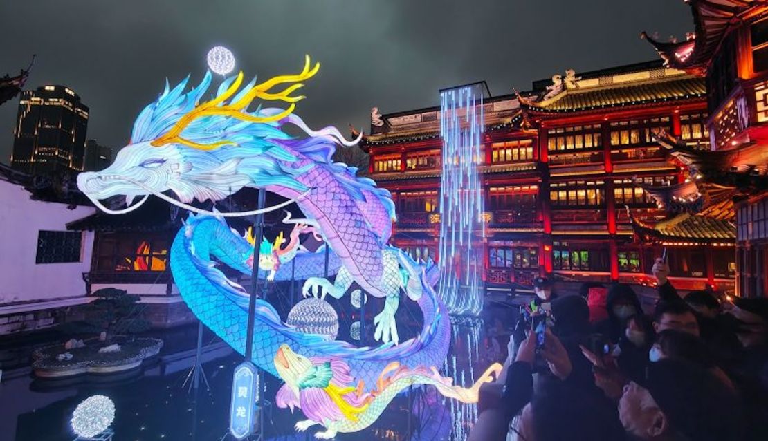 Turistas visitan un Festival de Linternas del Año Nuevo Lunar en Shanghai el 21 de enero de 2024.