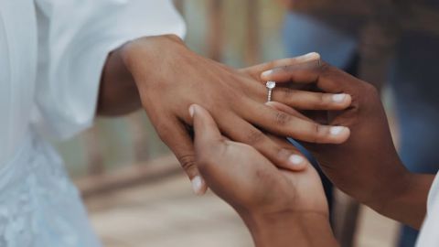 Cifras muestran que estar casado se asocia con informes significativamente más altos de felicidad. (Foto: Jacob Wackerhausen/iStockphoto/Getty Images).