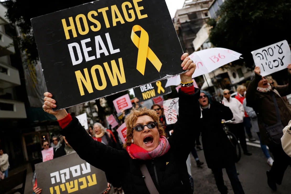 Los manifestantes exigen un acuerdo de rehenes en medio del actual conflicto entre Israel y Hamas, en una manifestación en Tel Aviv, Israel, el 1 de febrero de 2024. Susana Vera/Reuters