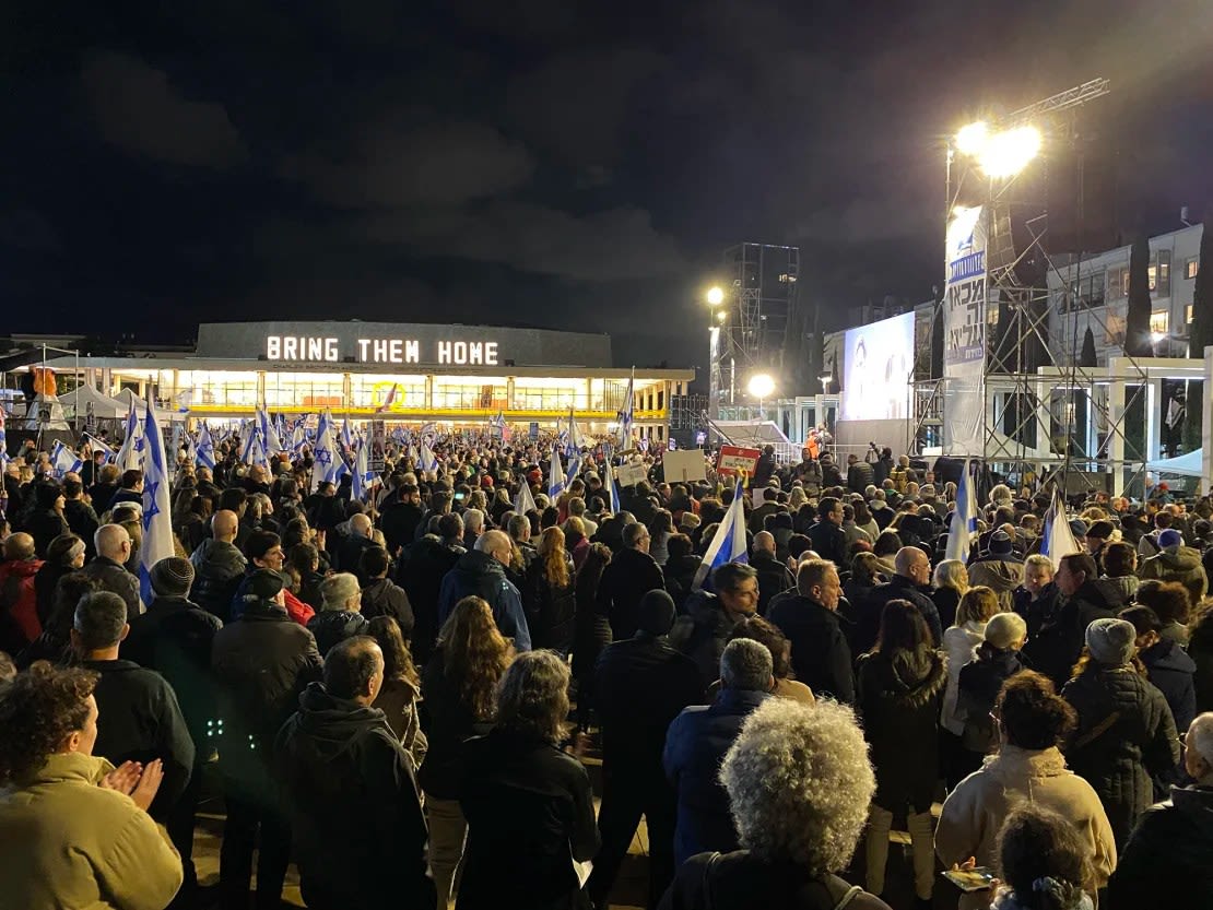 La gente se reúne para una protesta antigubernamental frente al teatro nacional de Israel en Tel Aviv el sábado 3 de febrero de 2024. Ivana Kottasova/CNN