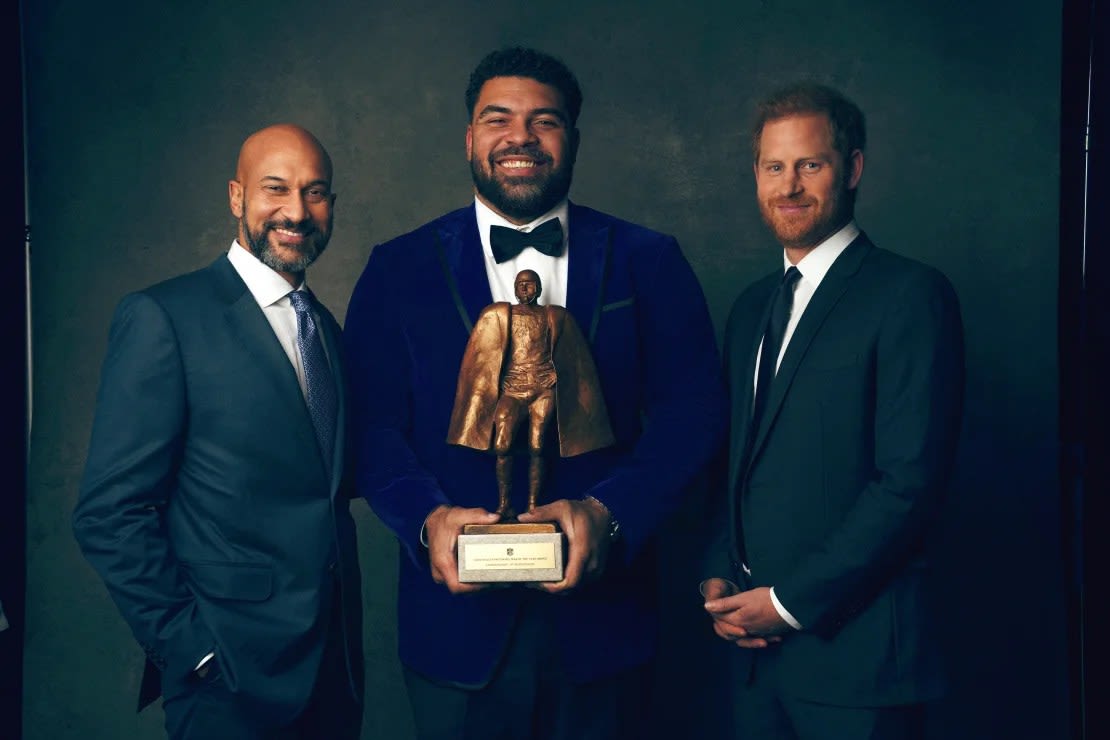 Keegan-Michael Key, Heyward y el príncipe Harry posan para una fotografía después de que el DT de los Pittsburgh Steelers ganara el premio al Hombre del Año. (Foto: Todd Rosenberg/Getty Images).