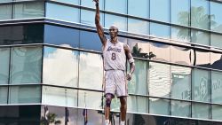 CNNE 1580262 - develan estatua de kobe bryant