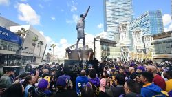 CNNE 1580276 - asi luce la imponente nueva estatua de kobe bryant en los angeles