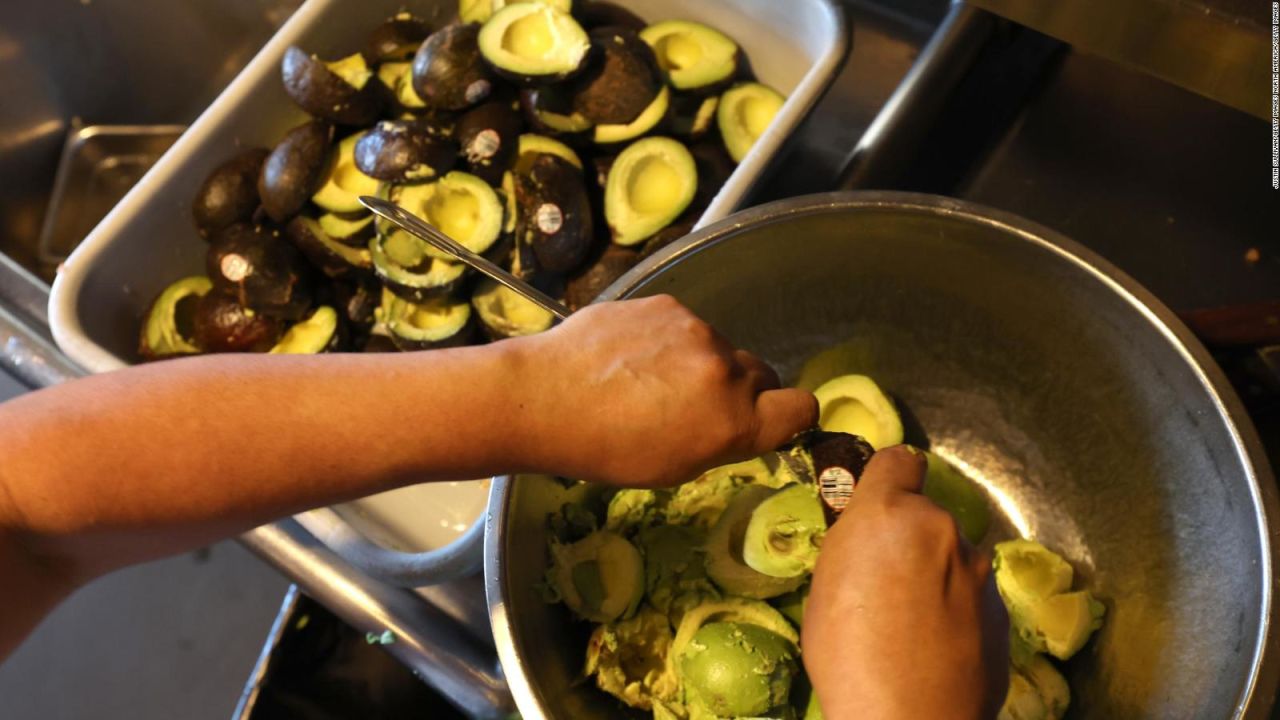 CNNE 1580369 - el guacamole importado para el super bowl casi podria llenar el allegiant stadium, segun avocados from mexico