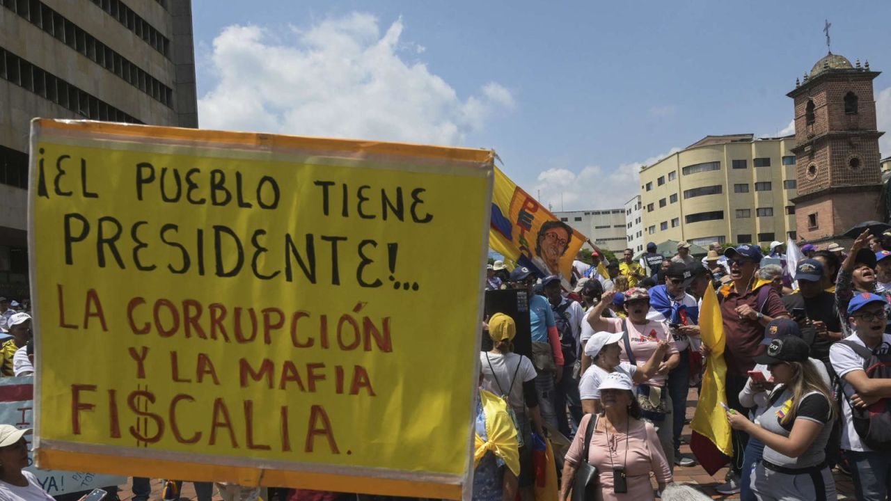 CNNE 1580380 - senador de la calle- colombia no es tierra de golpes de estado