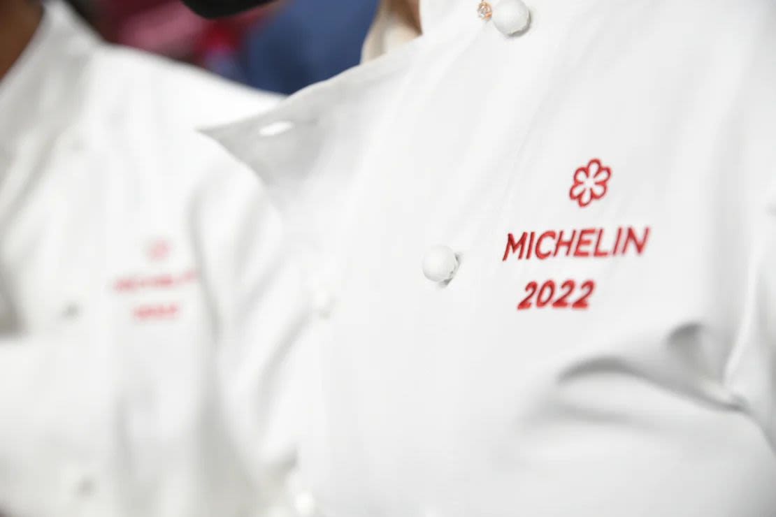 Un logo de Michelin en el uniforme de un chef en la gala de presentación de la Guía Michelin España el 14 de diciembre de 2021. (Jorge Gil/Europa Press/AP)​