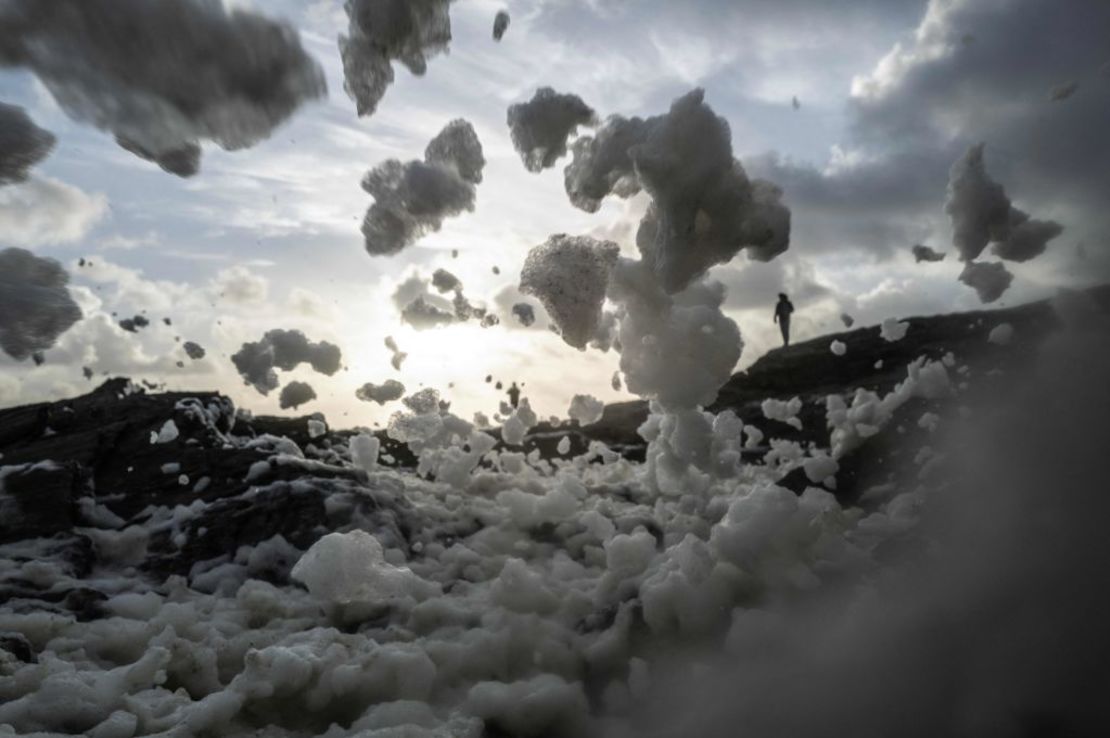 Los vientos violentos arrojan espuma del océano Atlántico durante la tormenta "Domingos" en Ile-de-Groix, oeste de Francia, el 5 de noviembre de 2023.