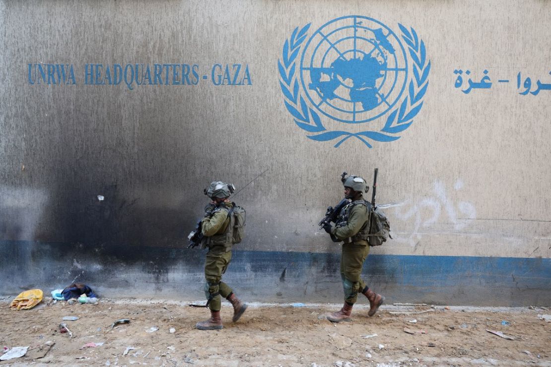 Esta fotografía tomada durante una gira de prensa organizada por el ejército israelí el 8 de febrero de 2024 muestra a soldados israelíes dentro de un complejo evacuado de la Agencia de Naciones Unidas para la población refugiada de Palestina en Oriente Próximo (UNRWA, por sus siglas en inglés) en la ciudad de Gaza.