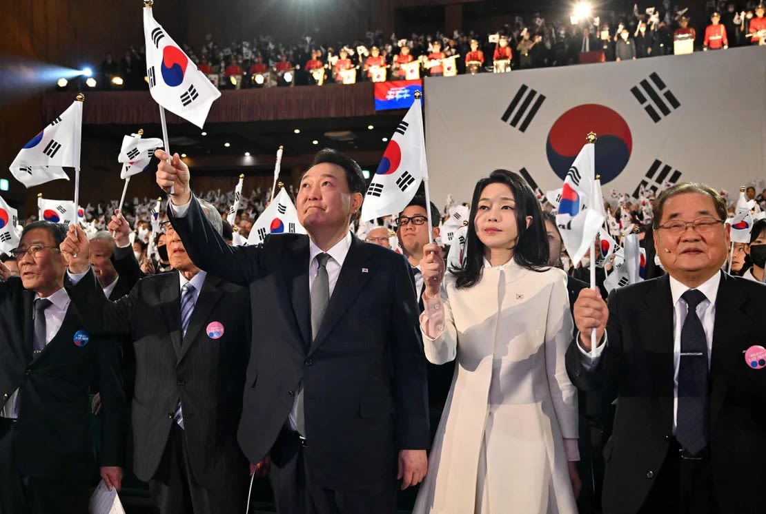 El presidente de Corea del Sur, Yoon Suk Yeol, y su esposa, Kim Keon Hee, asisten a un evento del Día del Movimiento de Independencia en Seúl el 1 de marzo de 2023.