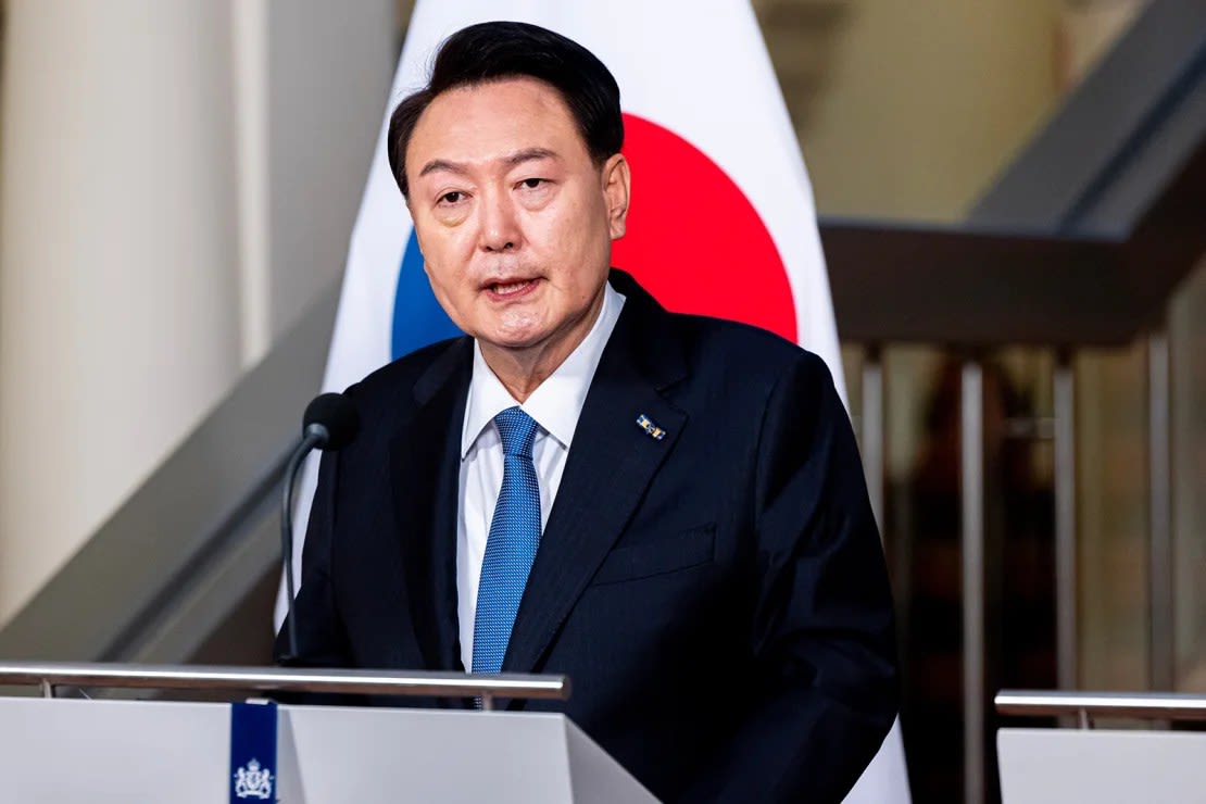 El presidente Yoon Suk Yeol habla en una conferencia de prensa en los Países Bajos el 13 de diciembre de 2023.