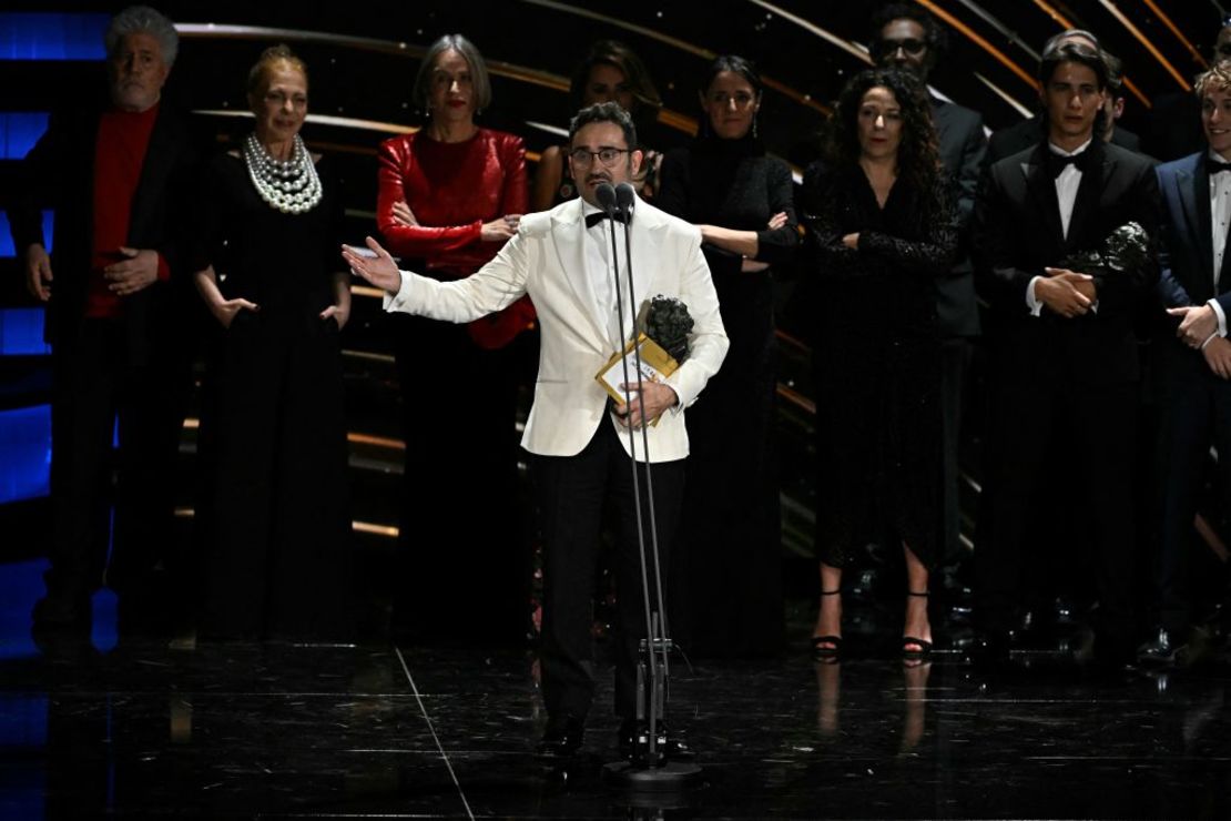 El director de cine español Juan Antonio Bayona pronuncia un discurso mientras recibe el premio a la Mejor Película por "La sociedad de la nieve" en la 38ª ceremonia de los premios Goya en Valladolid, el 10 de febrero de 2024.