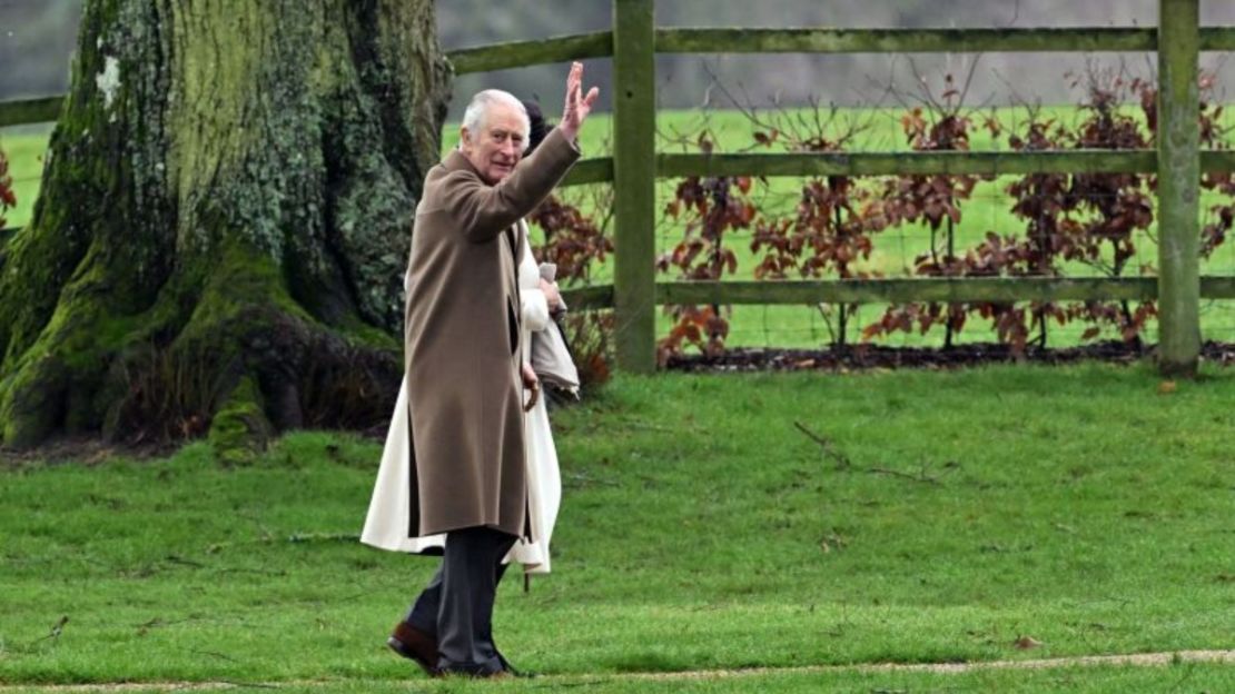 El rey Carlos III de Reino Unido y la reina Camila llegan a la iglesia de Santa María Magdalena en la finca de Sandringham, en el este de Inglaterra, el 11 de febrero de 2024.