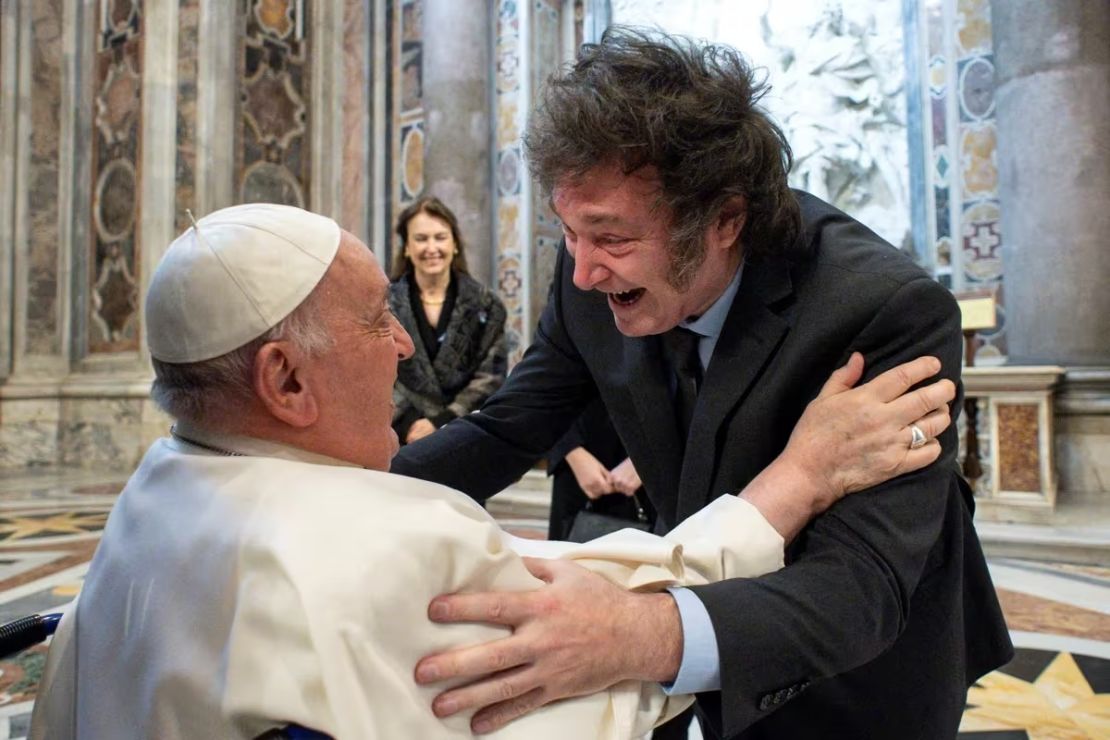 Javier Milei y el papa Francisco, juntos en el Vaticano.