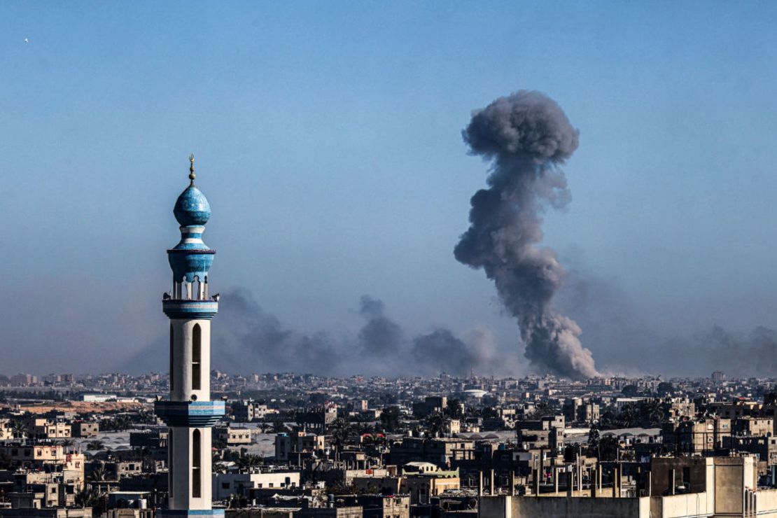 Fotografía tomada desde Rafah muestra humo ondeando durante el bombardeo israelí sobre Khan Younis en el sur de Gaza.