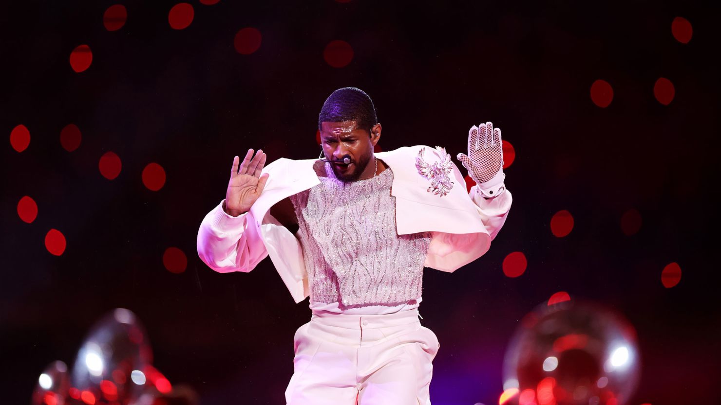 Usher actúa en el escenario durante el espectáculo de medio tiempo del Super Bowl LVIII de Apple Music en el Allegiant Stadium el 11 de febrero de 2024 en Las Vegas, Nevada. Crédito: Ezra Shaw/Getty Images