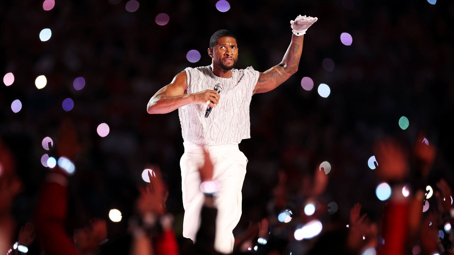 Usher actúa en el escenario durante el espectáculo de medio tiempo del Super Bowl LVIII de Apple Music en el Allegiant Stadium el 11 de febrero de 2024 en Las Vegas, Nevada. Crédito: Ezra Shaw/Getty Images