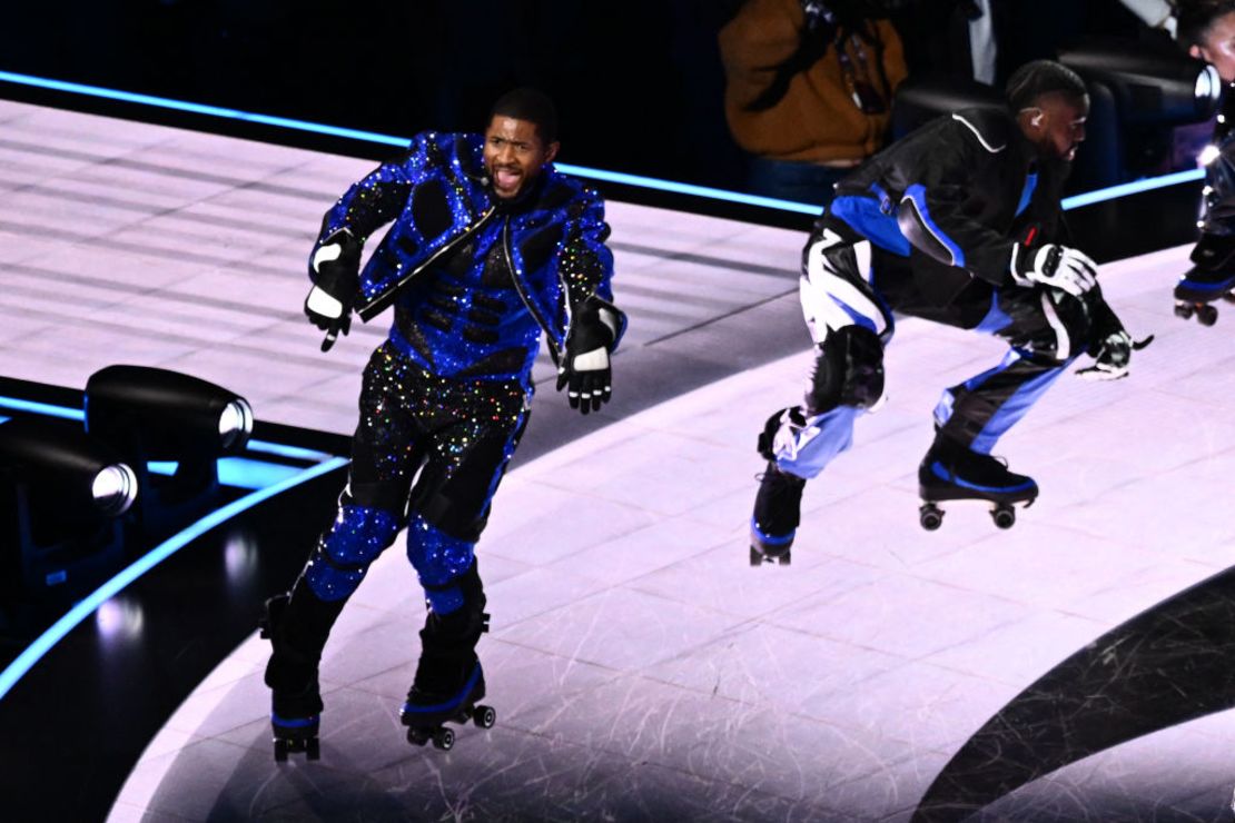 Usher durante el espectáculo de medio tiempo de Apple Music del Super Bowl LVIII el 11 de febrero de 2024. Crédito: PATRICK T. FALLON/AFP vía Getty Images