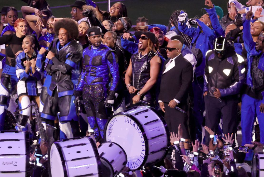 De izquierda a derecha: Ludacris, Usher y Lil Jon, Jermaine Dupri y will.i.am actúan en el escenario durante el espectáculo de medio tiempo del Super Bowl LVIII de Apple Music en el Allegiant Stadium el 11 de febrero de 2024 en Las Vegas, Nevada. Crédito: Ethan Miller/Getty Images.