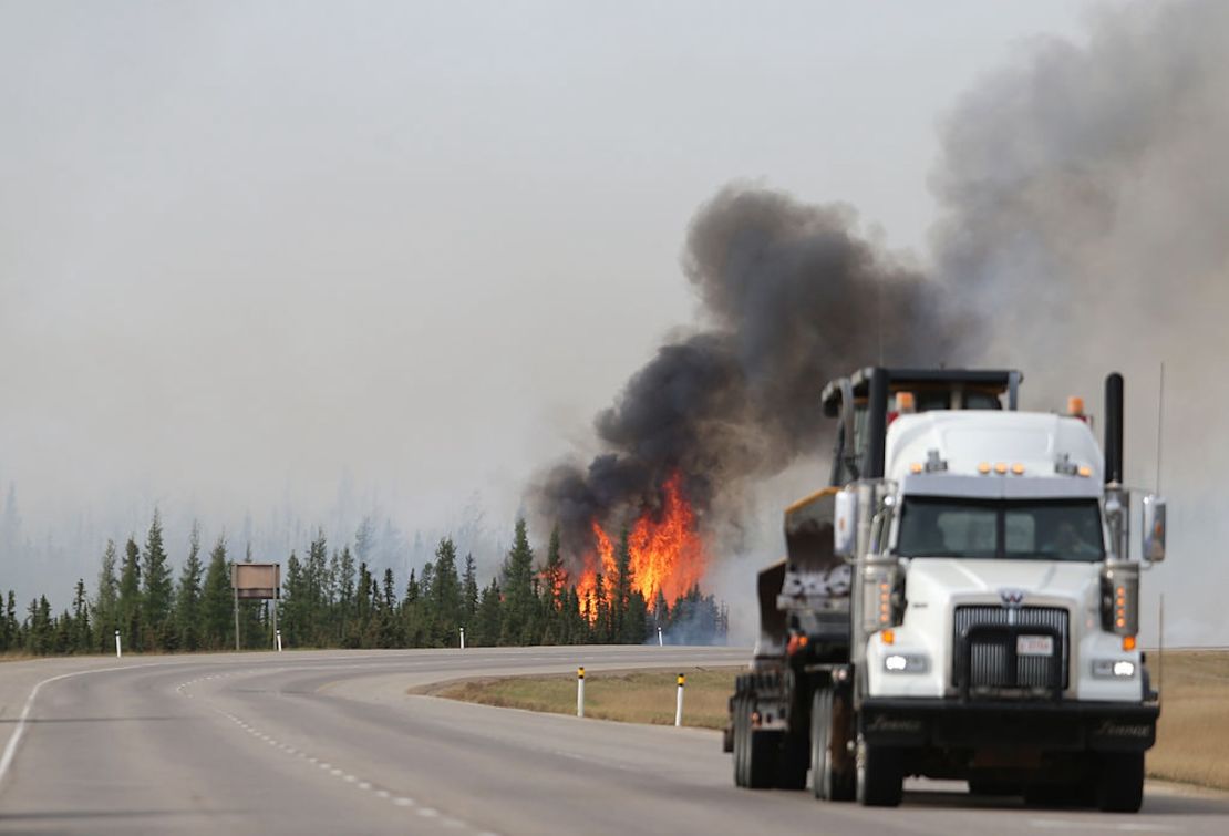 Las llamas se elevan en la autopista 63 el 7 de mayo de 2016 en las afueras de Fort McMurray, donde los devastadores incendios forestales han obligado a más de 88.000 personas a abandonar sus hogares.