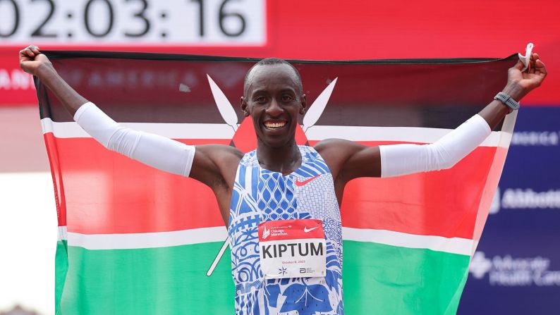 El actual plusmarquista mundial de maratón, Kelvin Kiptum, y su entrenador, Gervais Hakizimana, murieron el domingo 11 de febrero por la noche en un accidente de tráfico a las afueras de la ciudad de Eldoret, según confirmó la policía keniana. Tenía 24 años