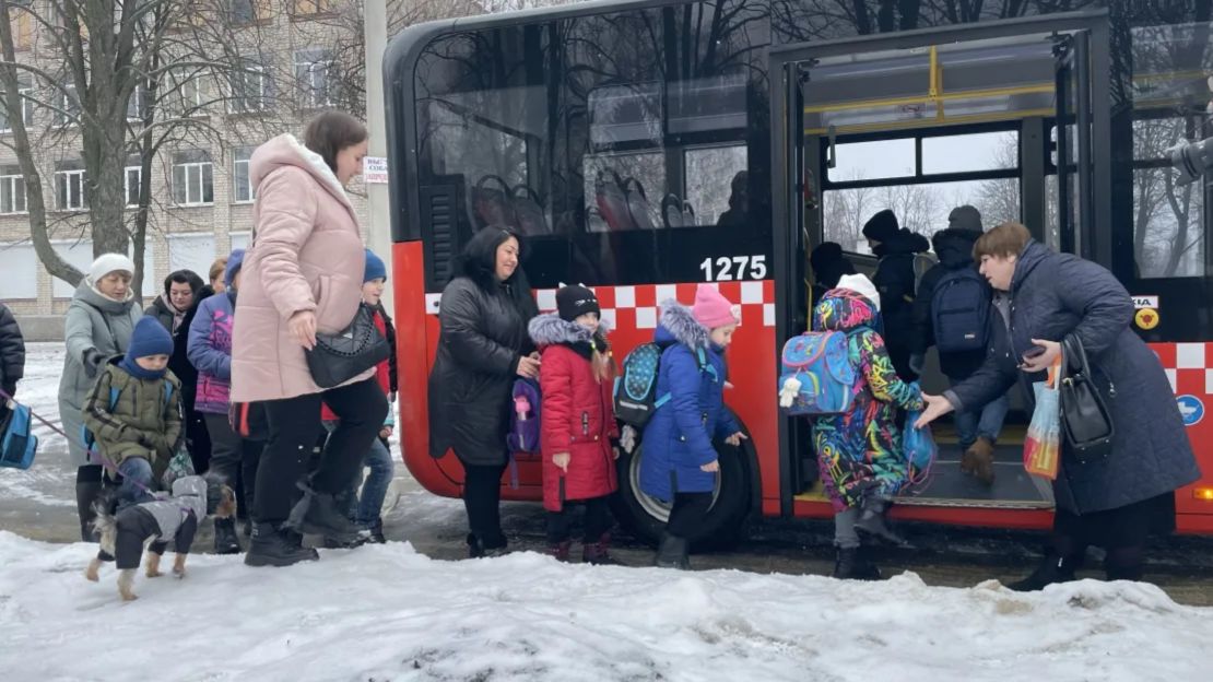 Los niños de la escuela en el metro toman un autobús desde su antigua escuela hasta la estación de metro, donde tienen clases presenciales cada dos días.