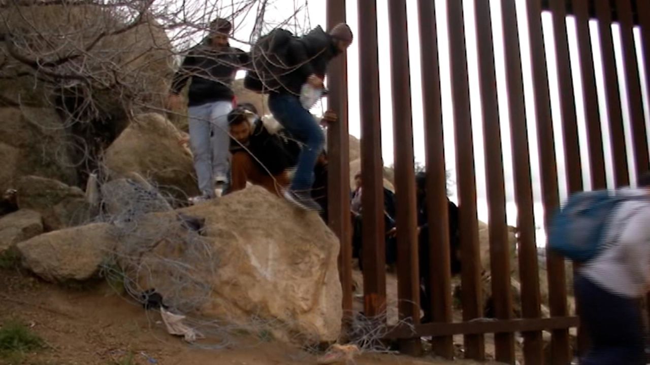 CNNE 1581243 - migrantes entran a ee-uu- con solo saltar unas rocas