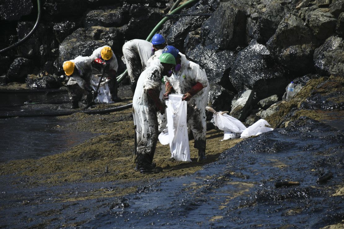 Trabajadores limpian un vertido de petróleo en la playa de Rockly Bay en Scarborough, Trinidad y Tobago, el 10 de febrero de 2024. Aún se desconoce el origen del barco que causó el vertido.